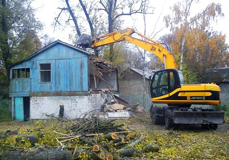 Разбор старого дома на даче в Москве